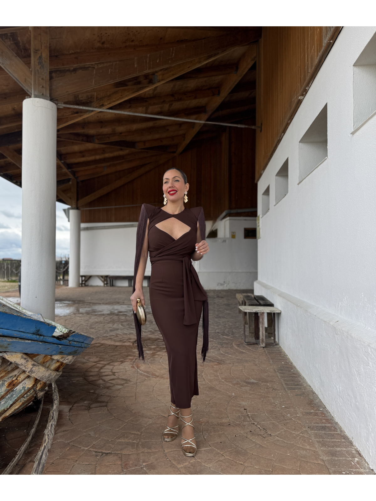 Vestido de fiesta midi en color marrón chocolate con flecos de seda.