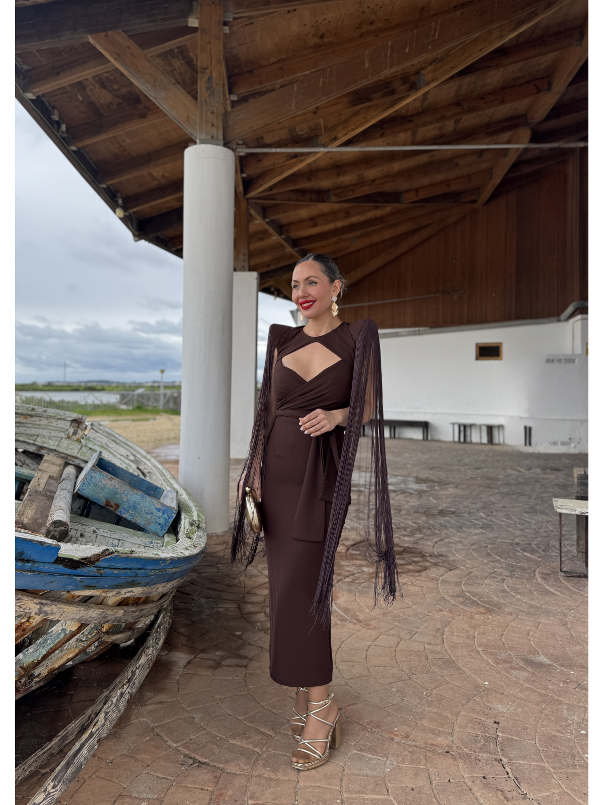Vestido de fiesta midi en color marrón chocolate con flecos de seda.