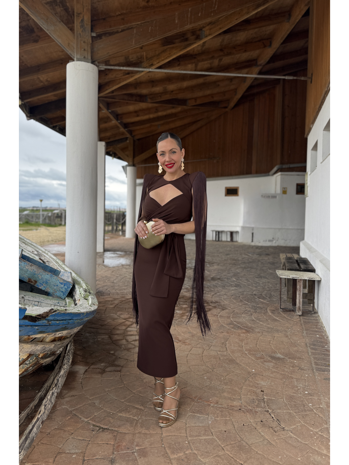 Vestido de fiesta midi en color marrón chocolate con flecos de seda.