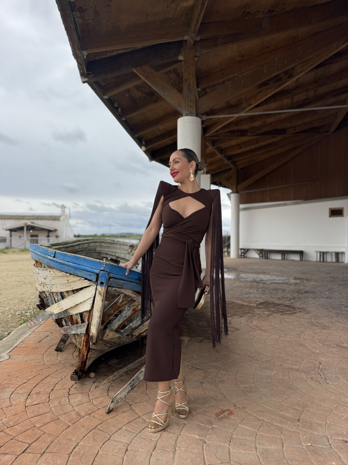 Vestido de fiesta midi en color marrón chocolate con flecos de seda.