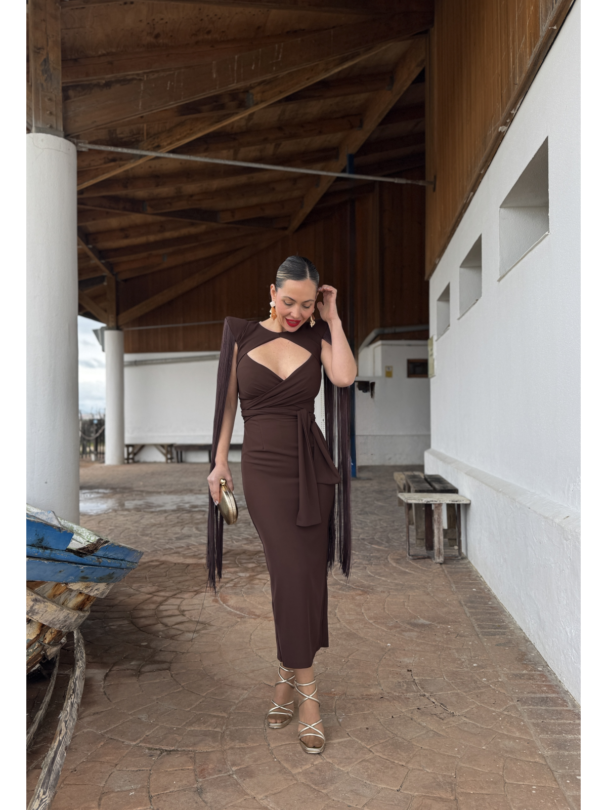 Vestido de fiesta midi en color marrón chocolate con flecos de seda.