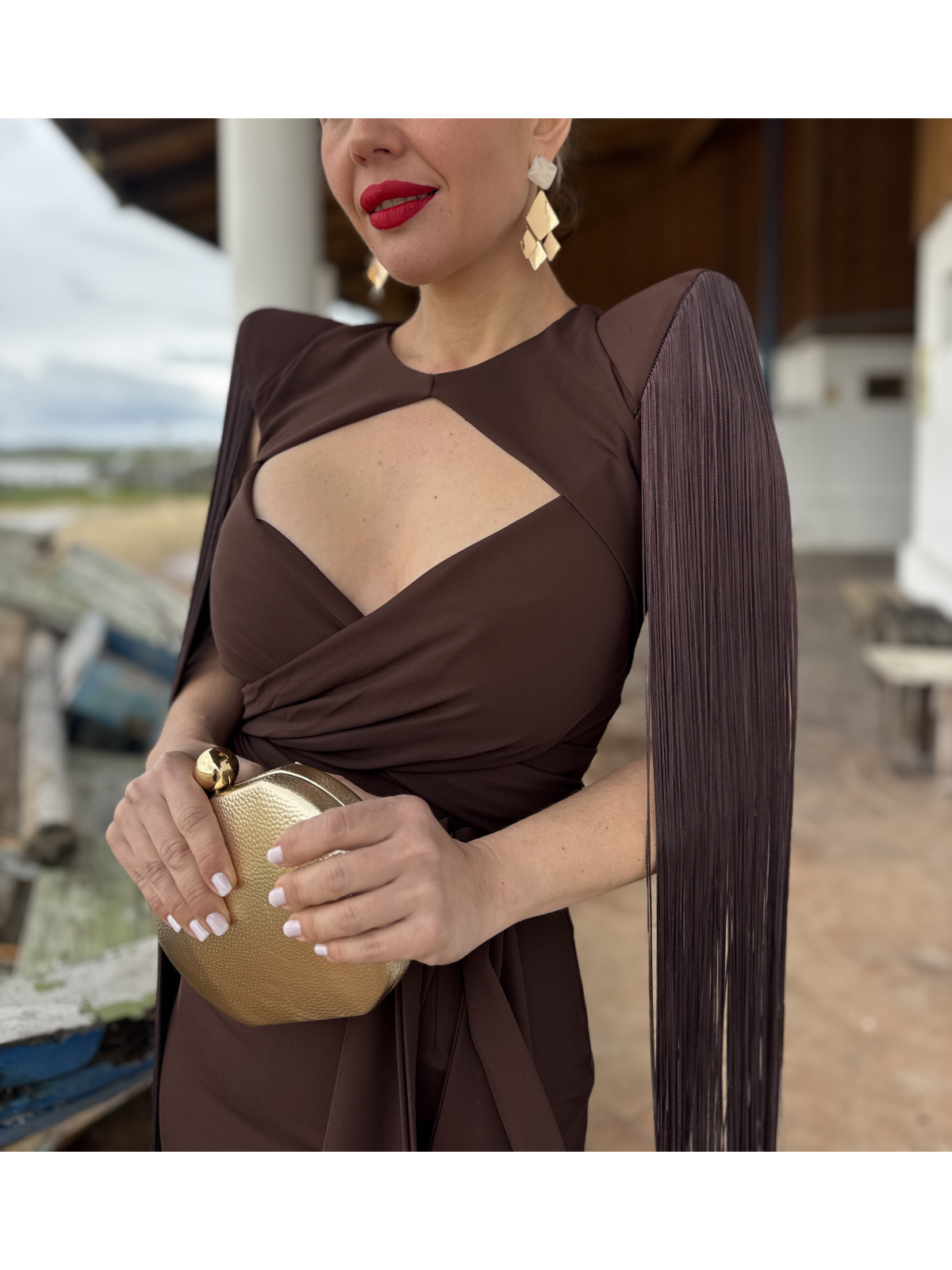 Vestido de fiesta midi en color marrón chocolate con flecos de seda.