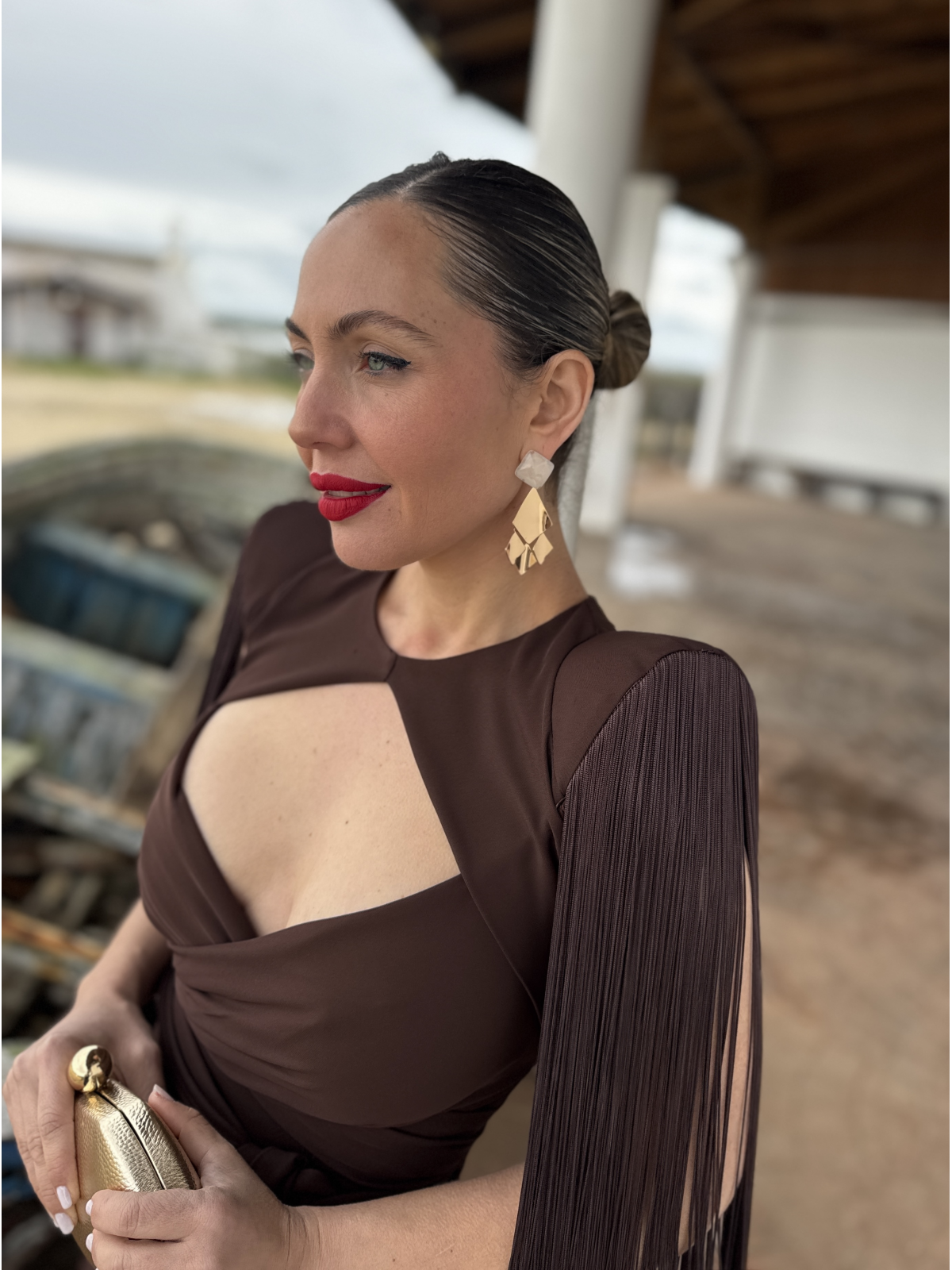 Vestido de fiesta midi en color marrón chocolate con flecos de seda.