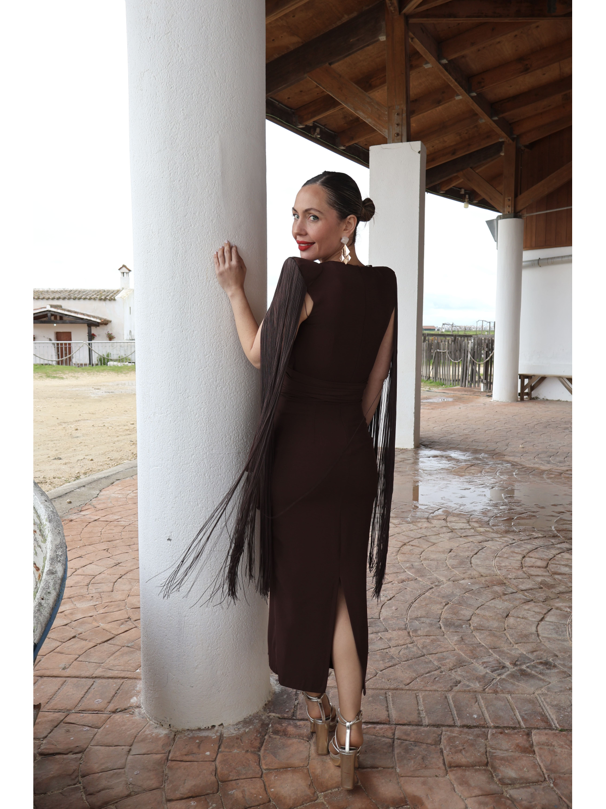 Vestido de fiesta midi en color marrón chocolate con flecos de seda.