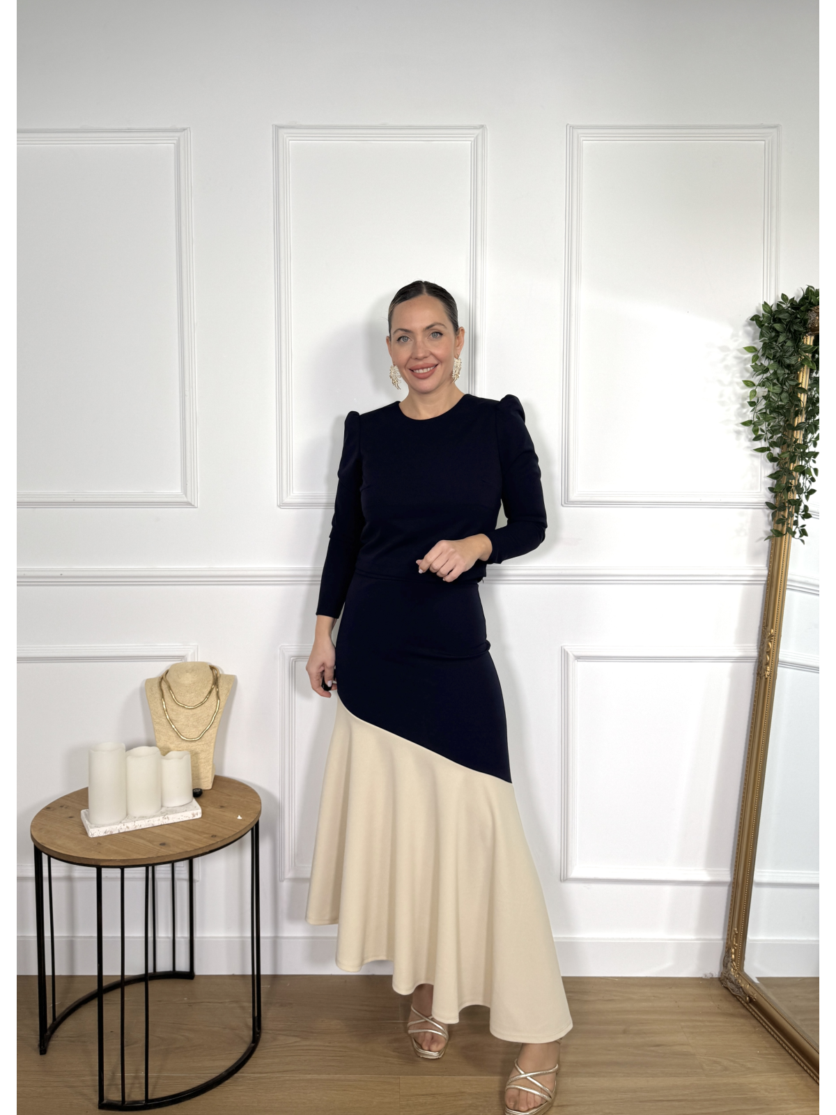 Conjunto de dos piezas formado por top y falda midi.