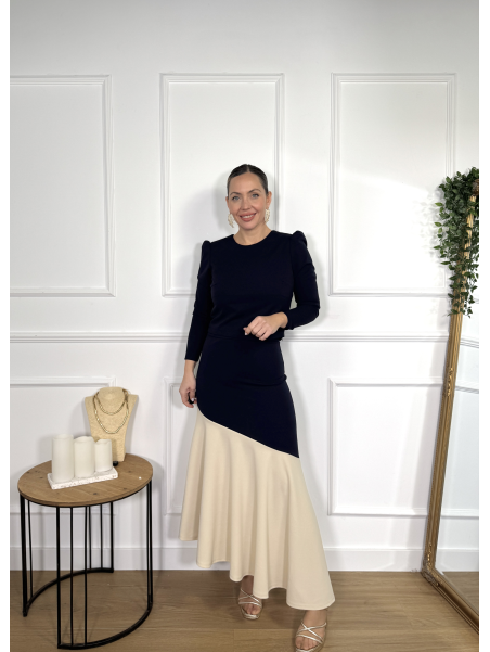 Conjunto de dos piezas formado por top y falda midi.