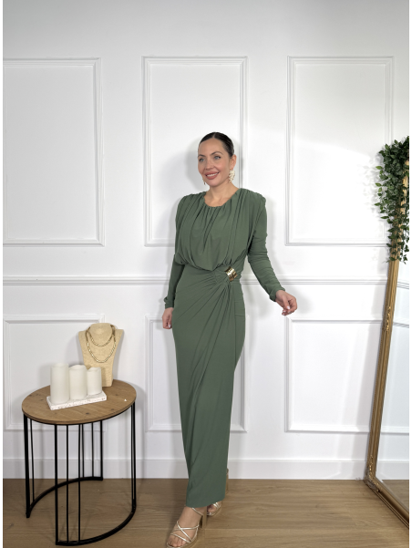 Vestido largo con un diseño elegante y favorecedor.