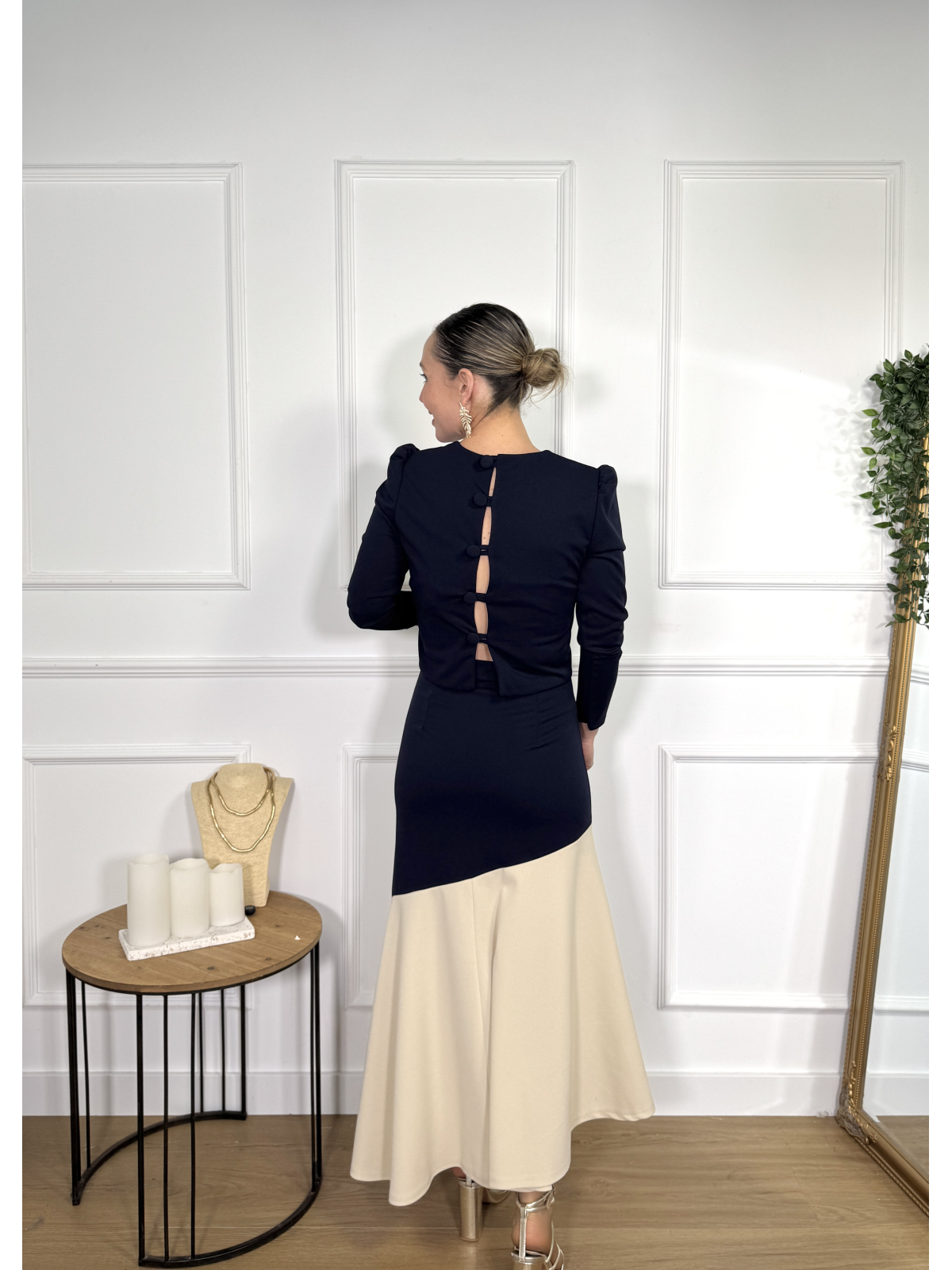 Conjunto de dos piezas formado por top y falda midi.