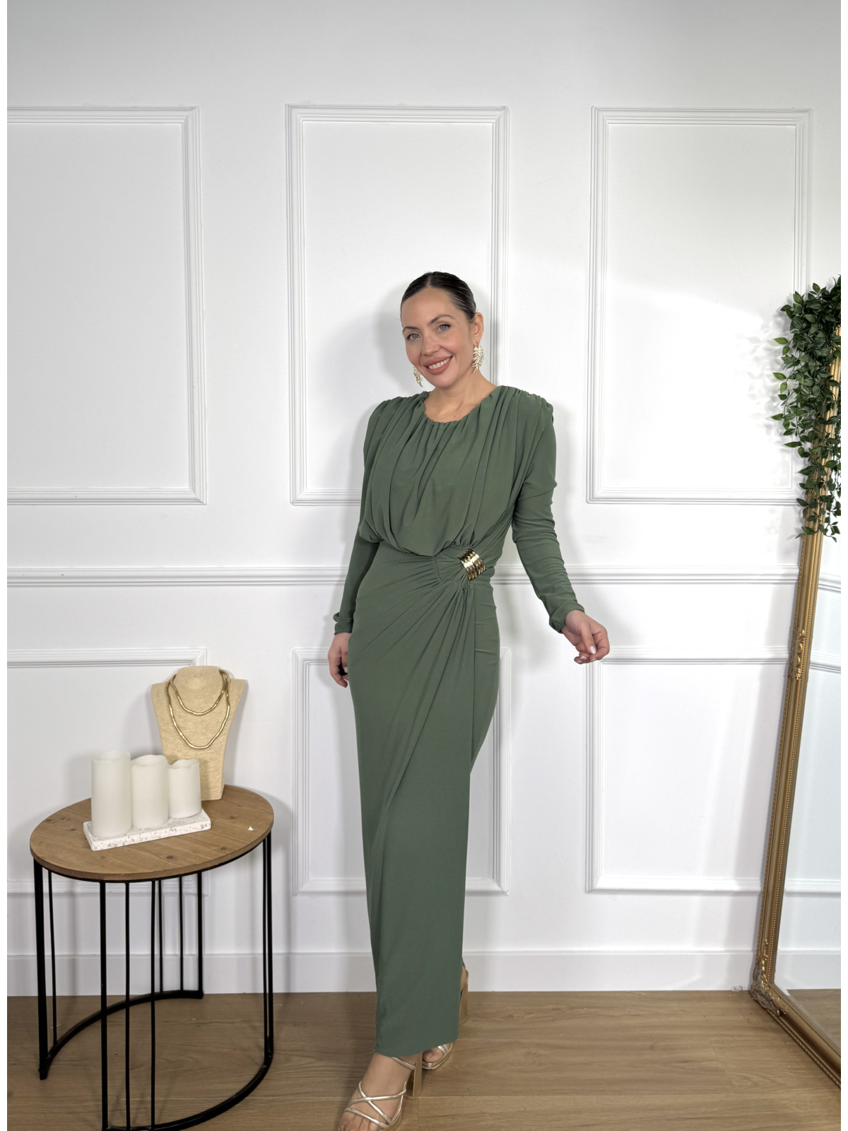 Vestido largo con un diseño elegante y favorecedor.