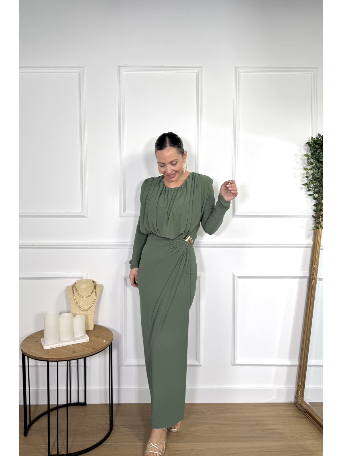 Vestido largo con un diseño elegante y favorecedor.