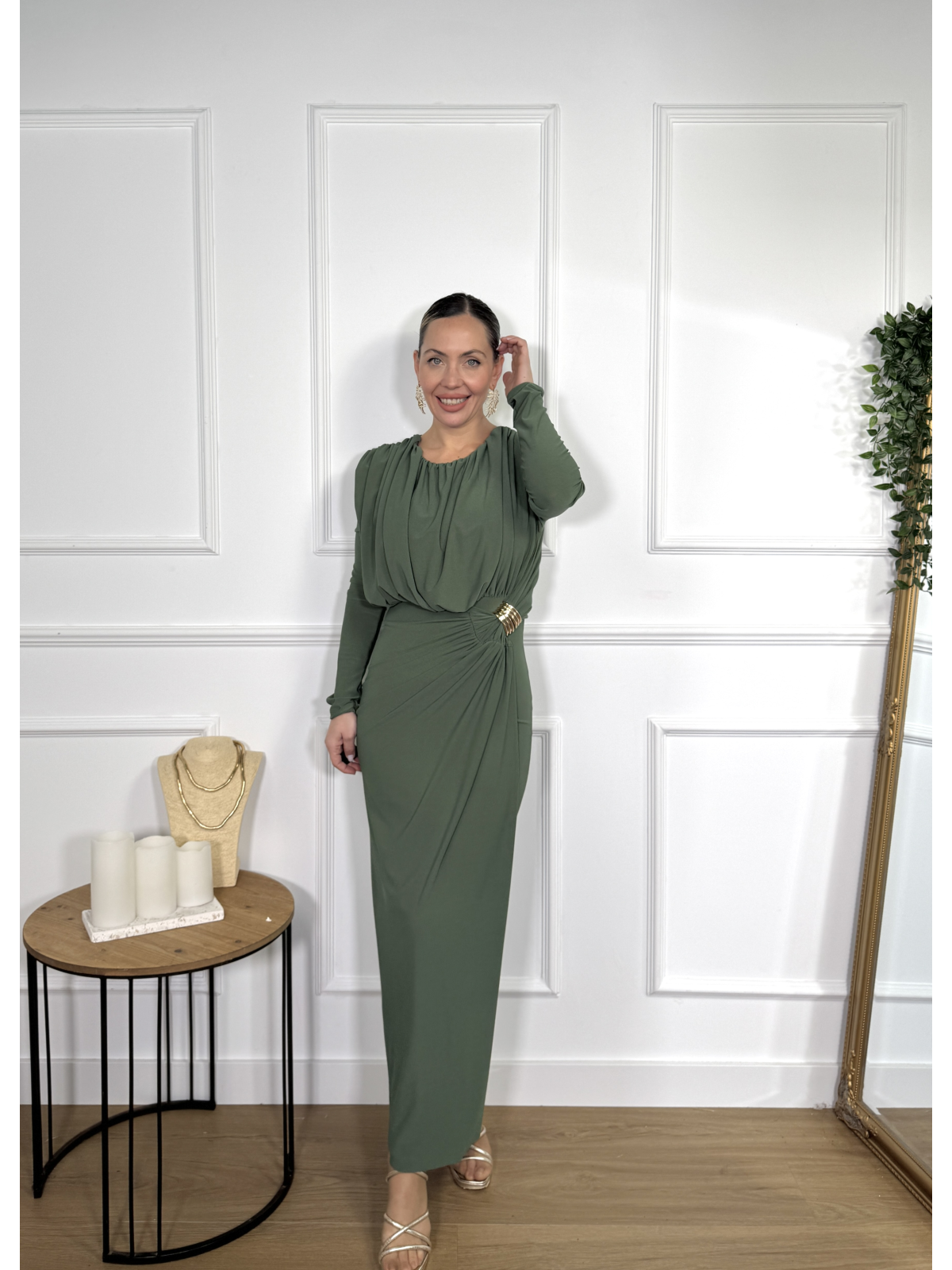 Vestido largo con un diseño elegante y favorecedor.