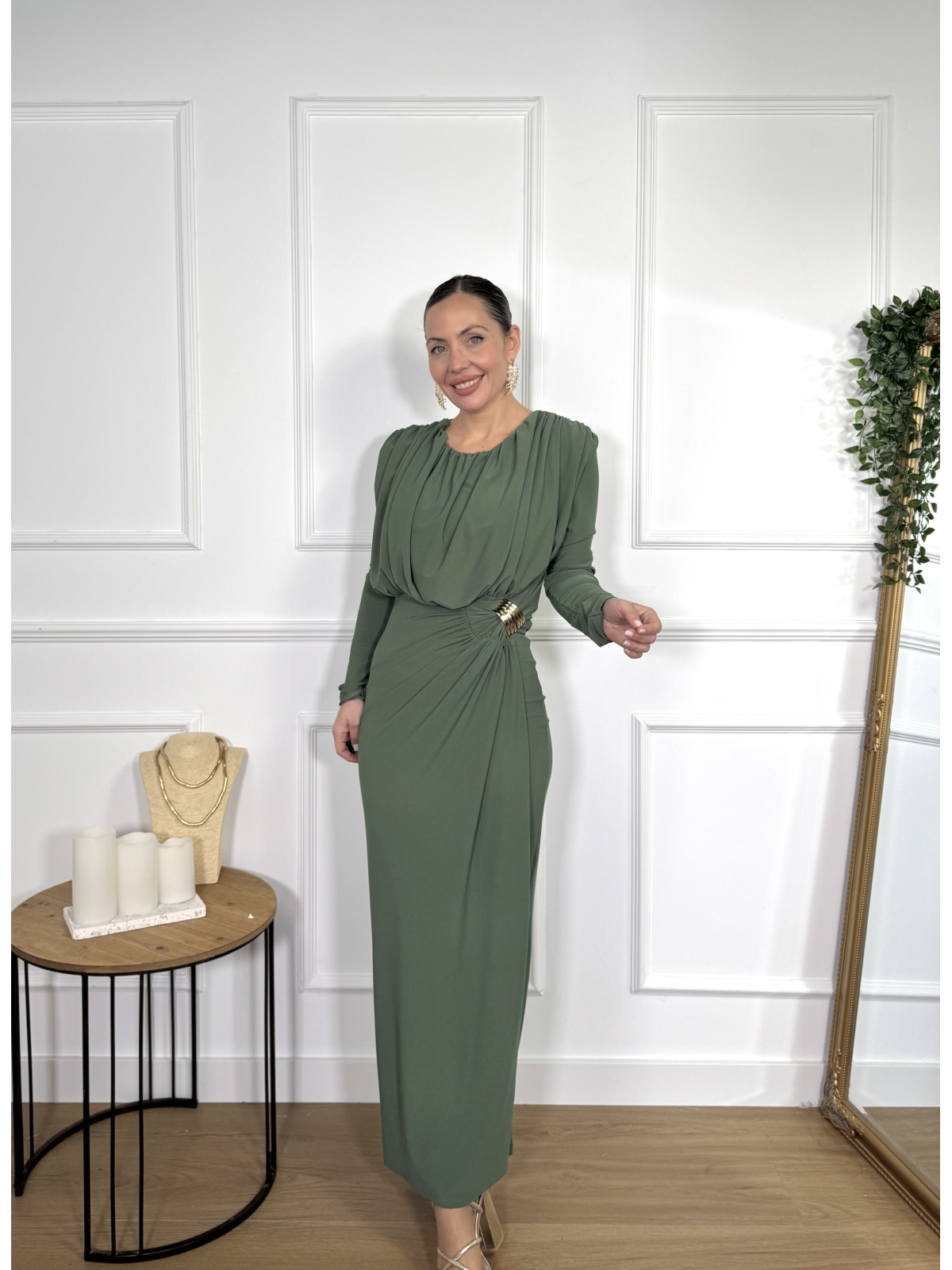 Vestido largo con un diseño elegante y favorecedor.