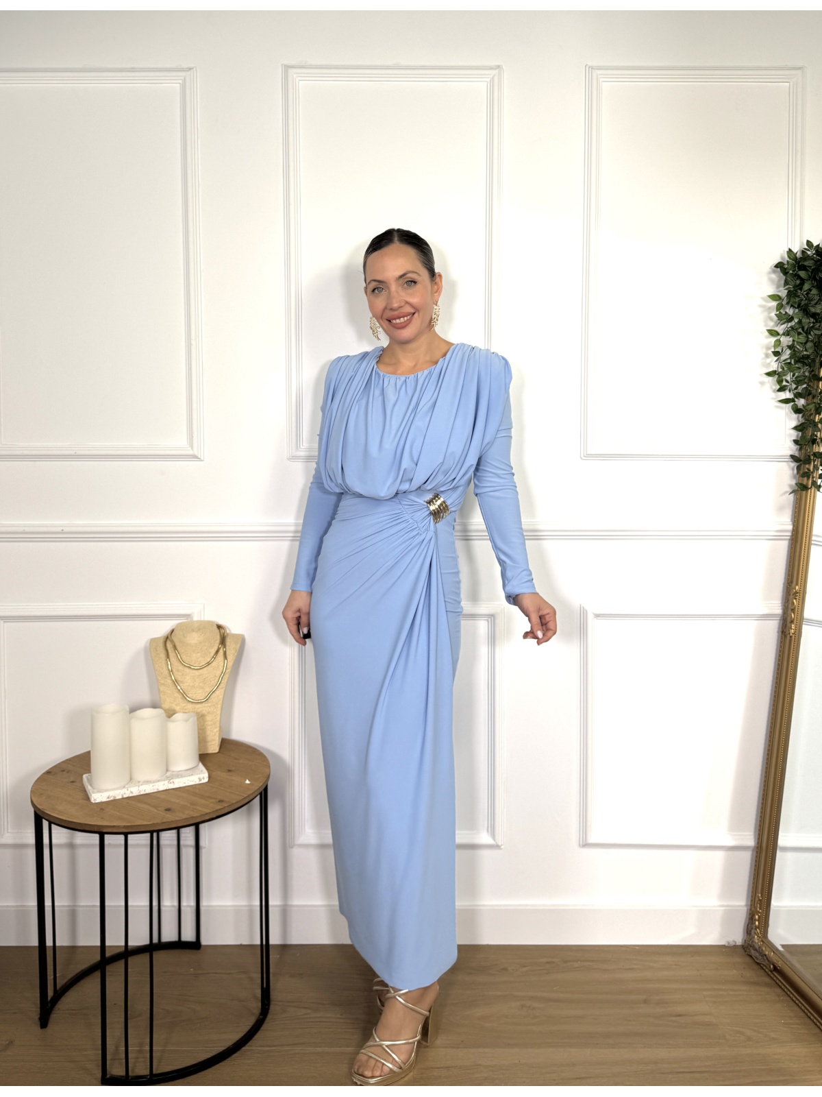 Vestido largo con un diseño elegante y favorecedor.