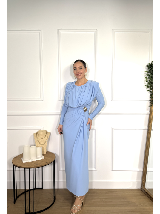 Vestido largo con un diseño elegante y favorecedor.