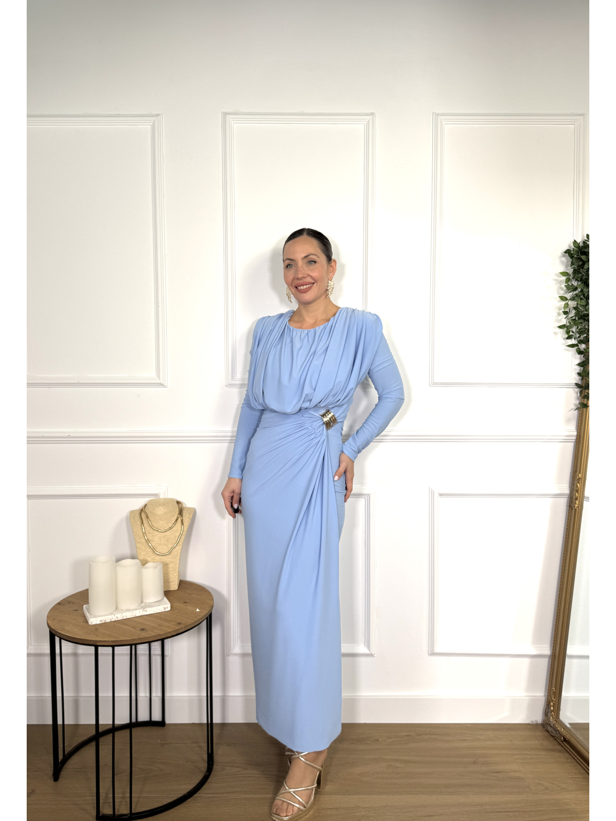 Vestido largo con un diseño elegante y favorecedor.