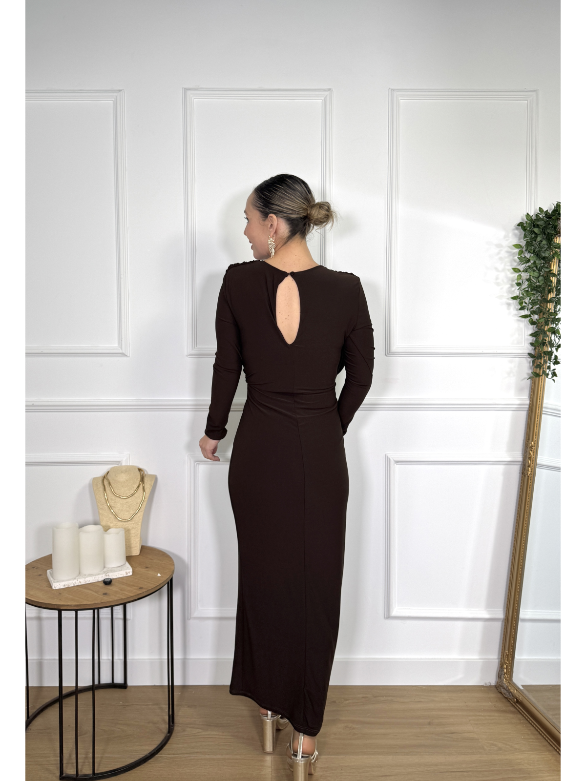 Vestido largo con un diseño elegante y favorecedor.