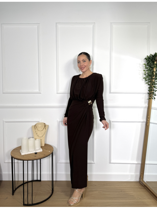 Vestido largo con un diseño elegante y favorecedor.