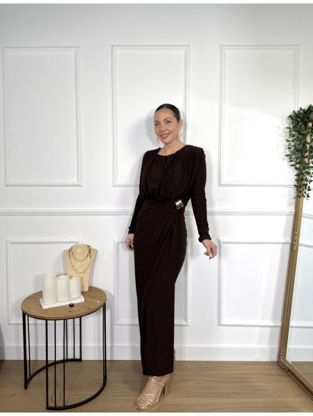 Vestido largo con un diseño elegante y favorecedor.