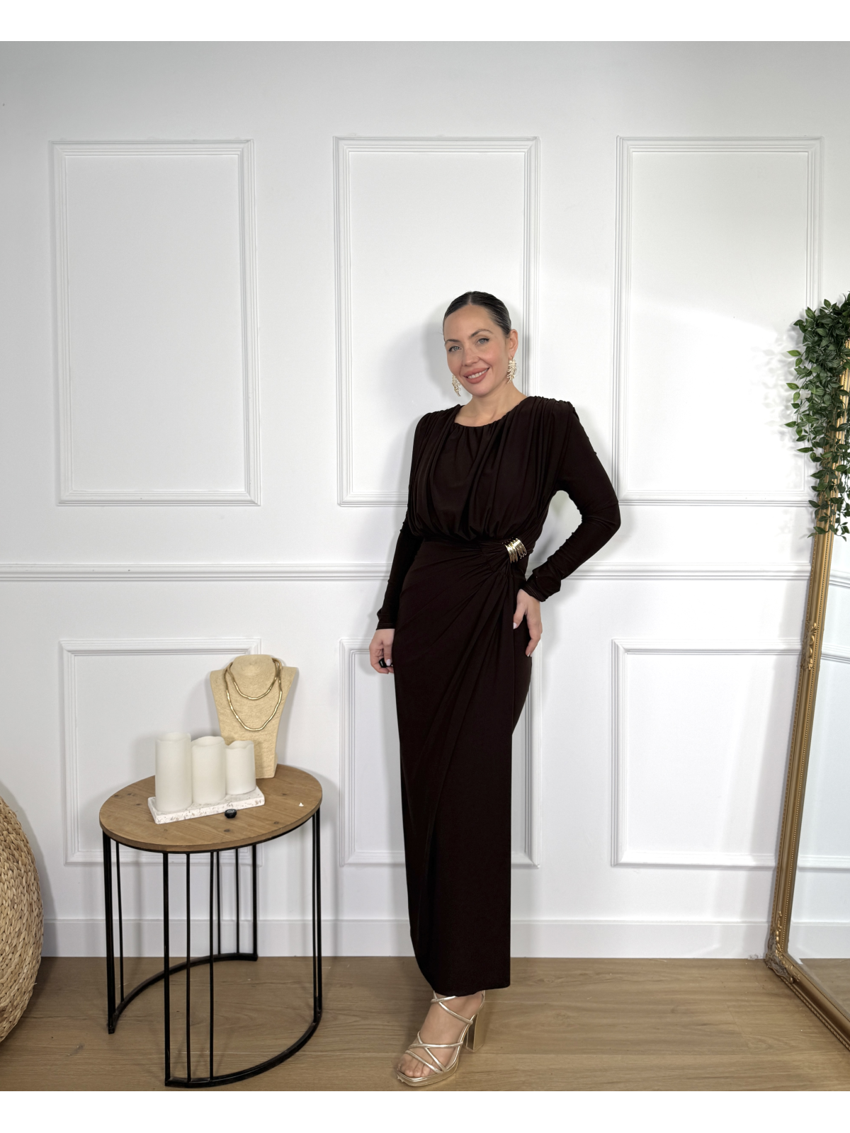 Vestido largo con un diseño elegante y favorecedor.