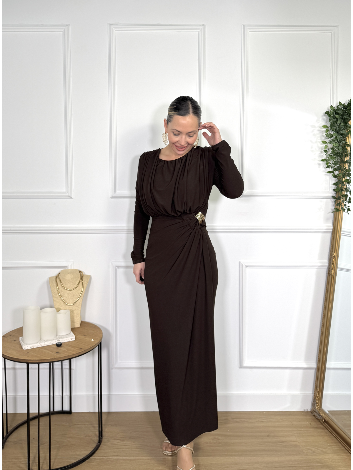 Vestido largo con un diseño elegante y favorecedor.