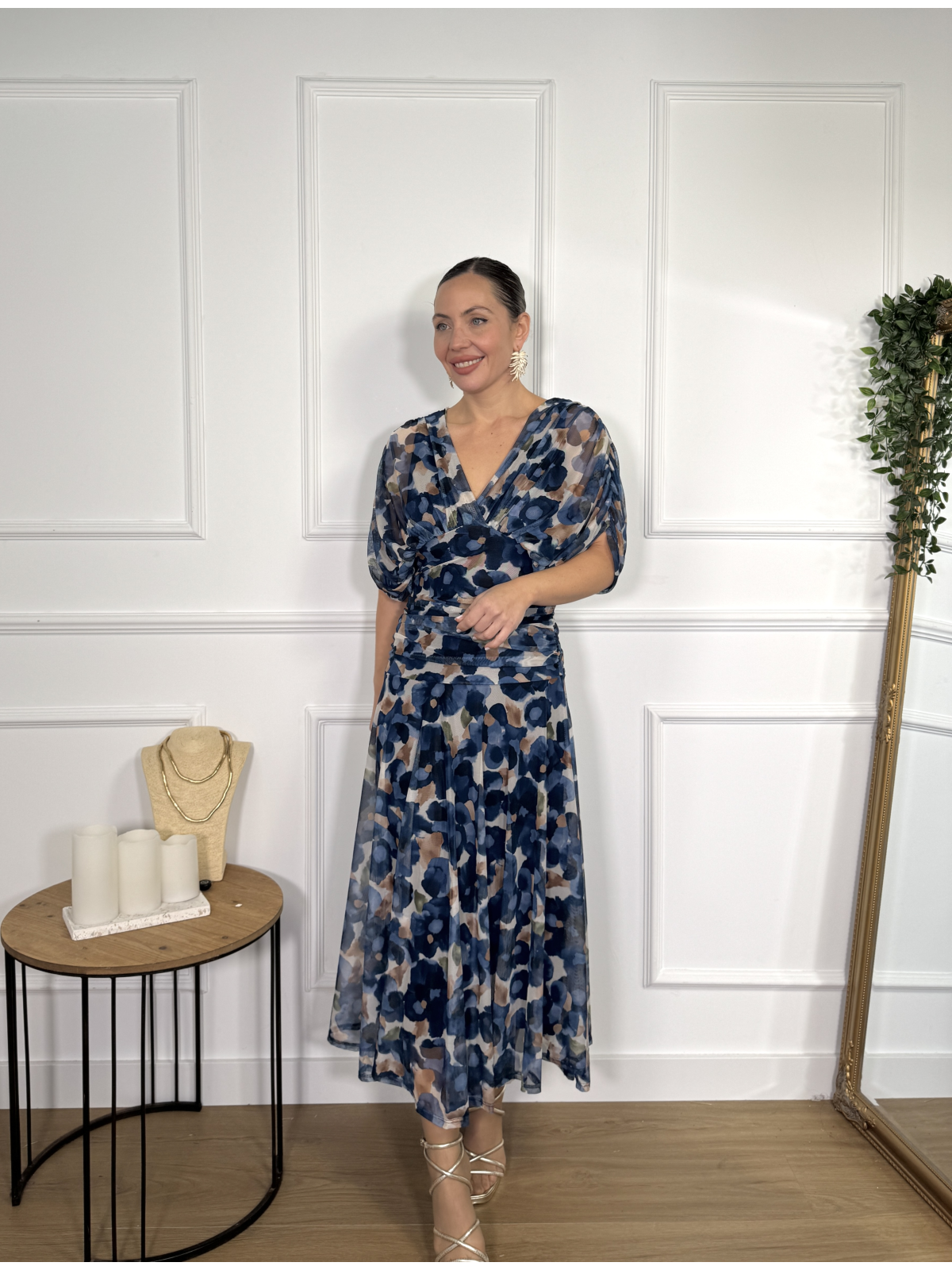 Vestido midi estampado de diseño drapeado.