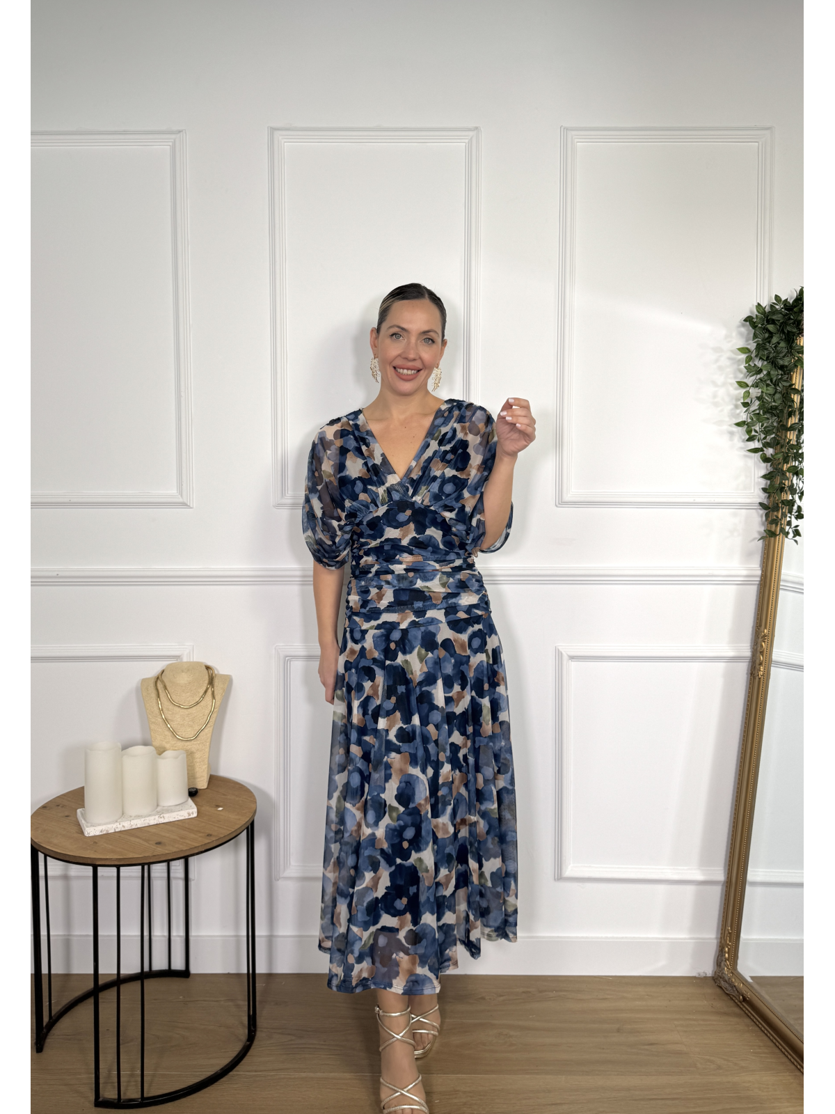 Vestido midi estampado de diseño drapeado.