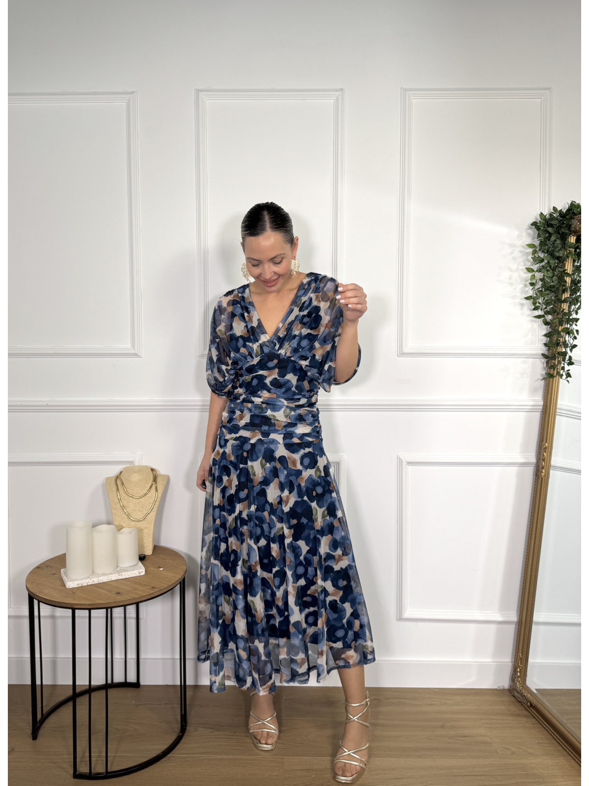 Vestido midi estampado de diseño drapeado.