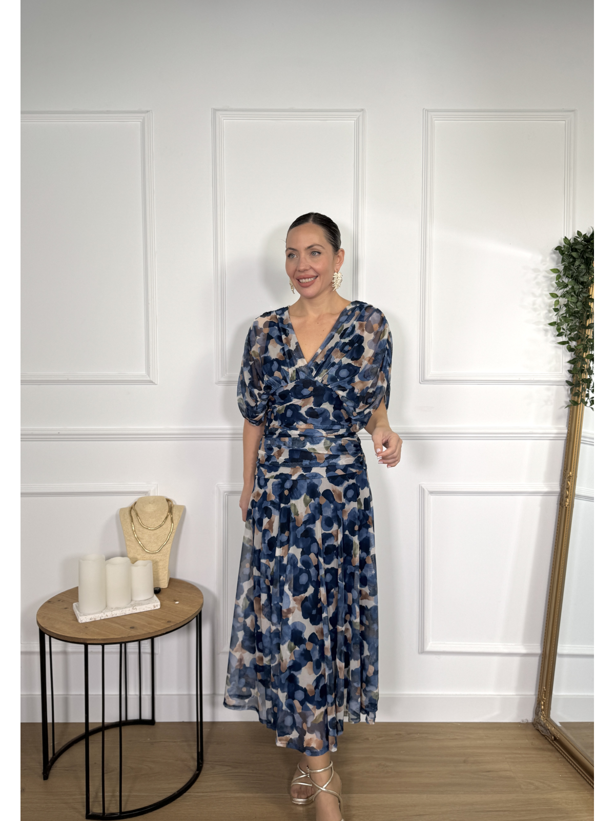 Vestido midi estampado de diseño drapeado.