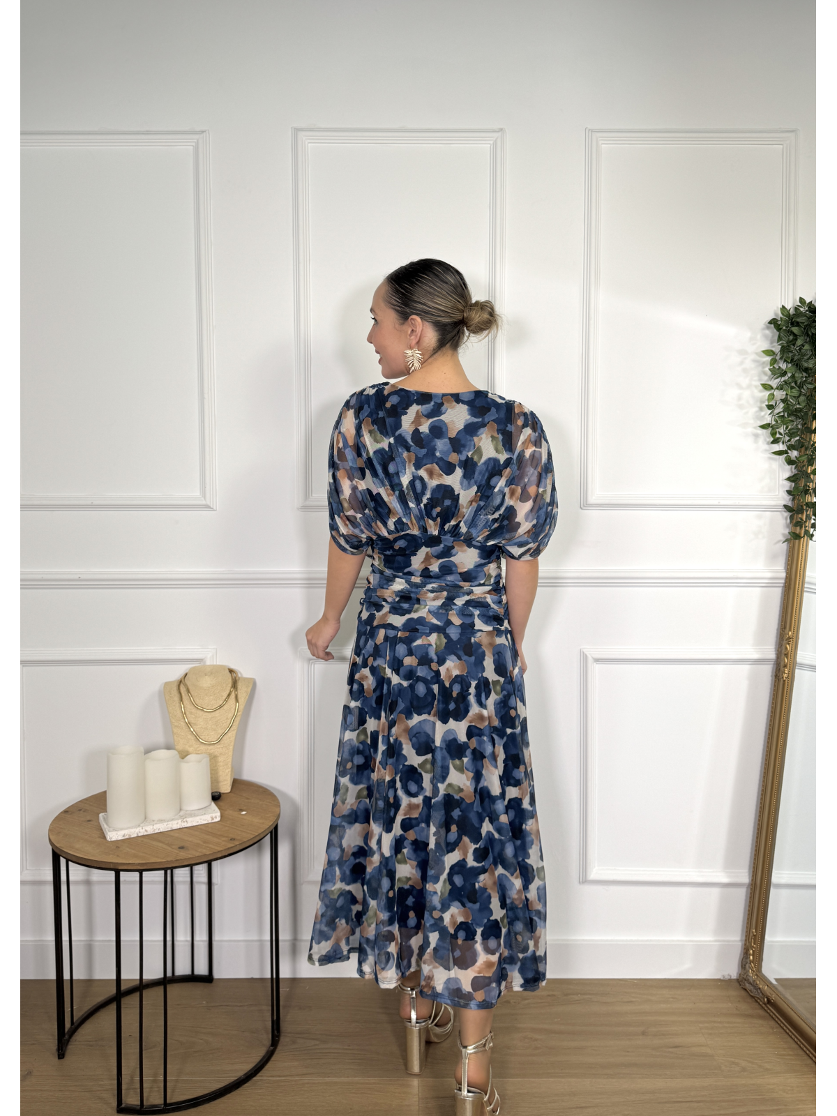 Vestido midi estampado de diseño drapeado.