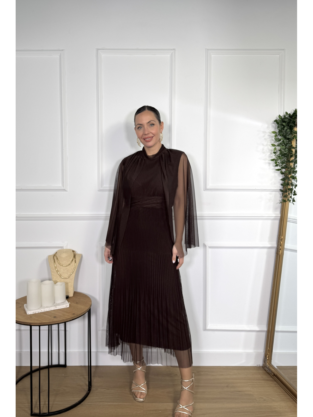 Vestido midi confeccionado en tejido de tul plisado.