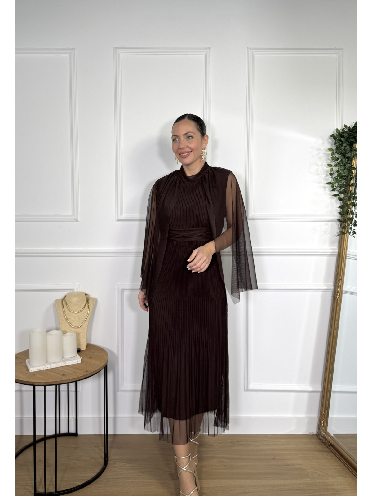 Vestido midi confeccionado en tejido de tul plisado.