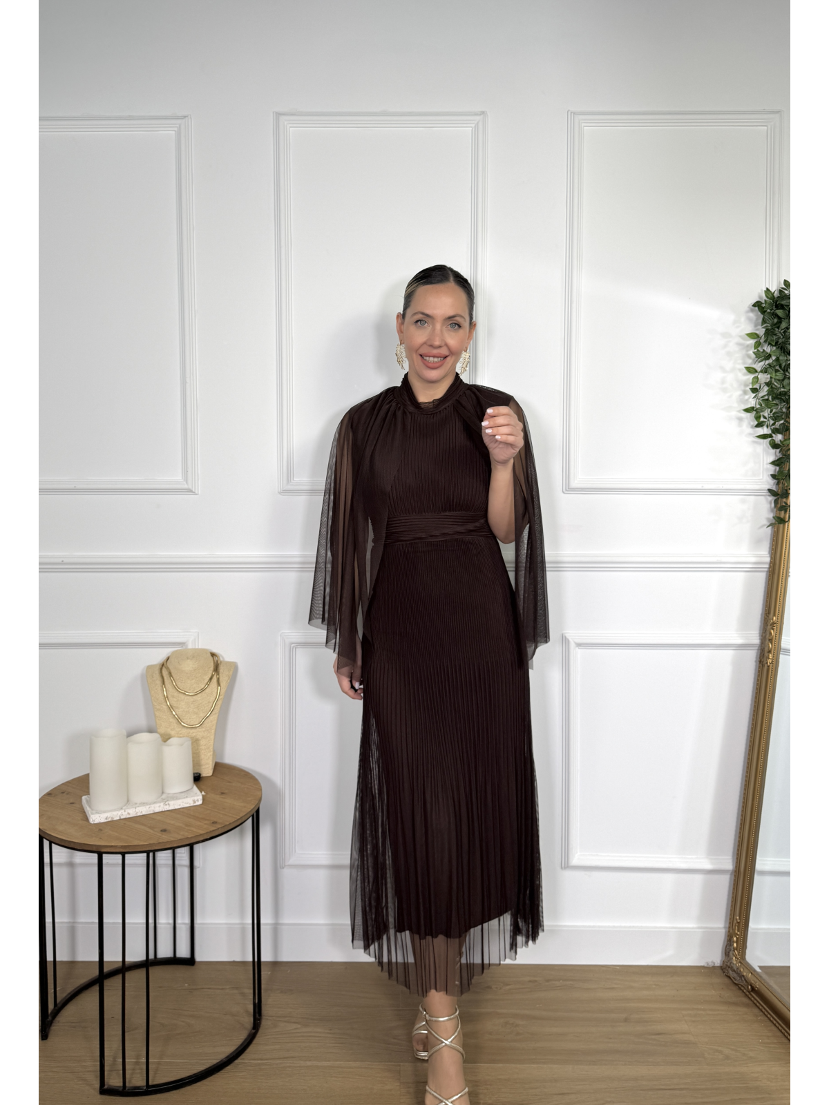 Vestido midi confeccionado en tejido de tul plisado.