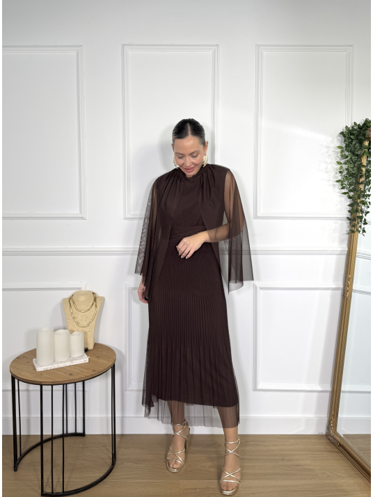 Vestido midi confeccionado en tejido de tul plisado.