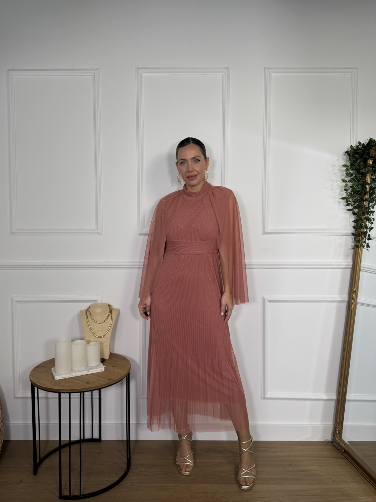 Vestido midi confeccionado en tejido de tul plisado.