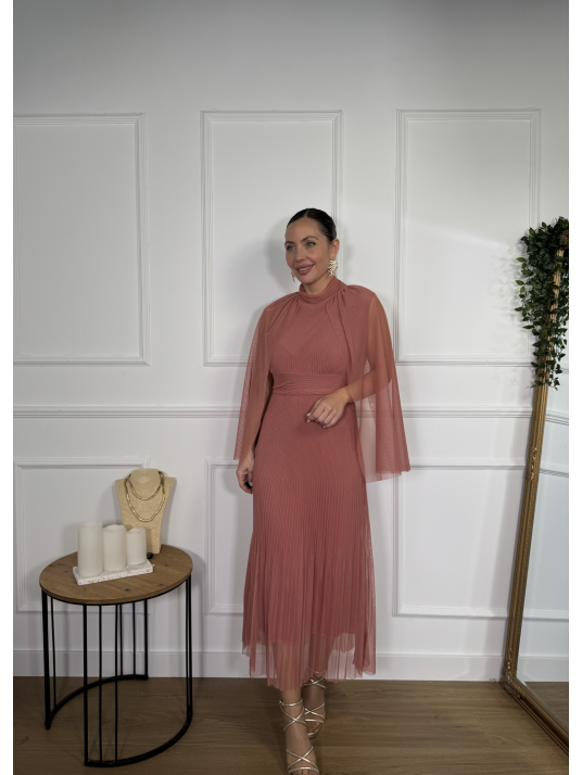 Vestido midi confeccionado en tejido de tul plisado.