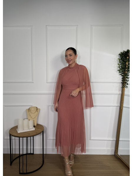 Vestido midi confeccionado en tejido de tul plisado.