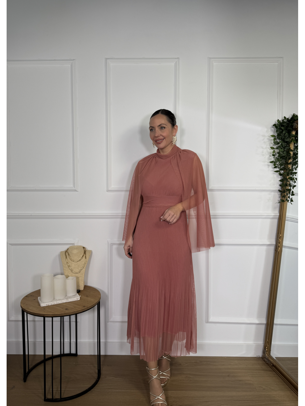 Vestido midi confeccionado en tejido de tul plisado.