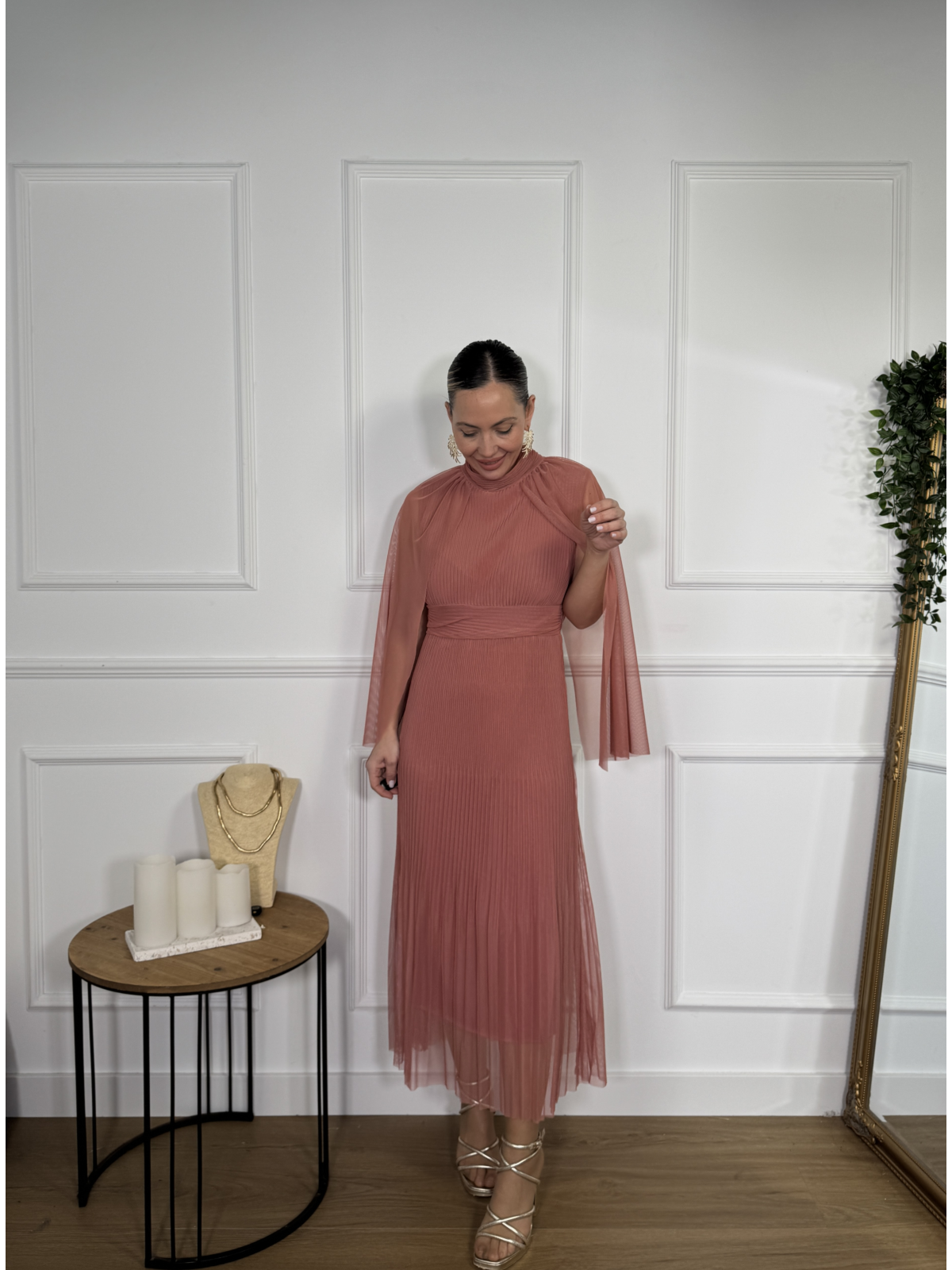 Vestido midi confeccionado en tejido de tul plisado.