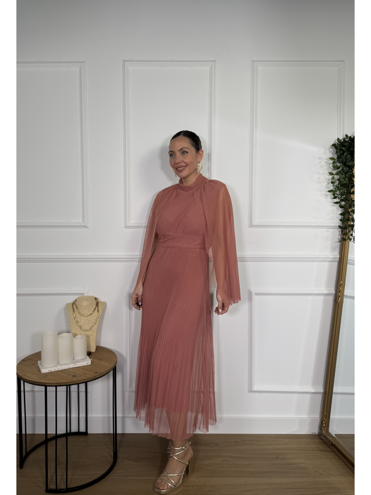 Vestido midi confeccionado en tejido de tul plisado.