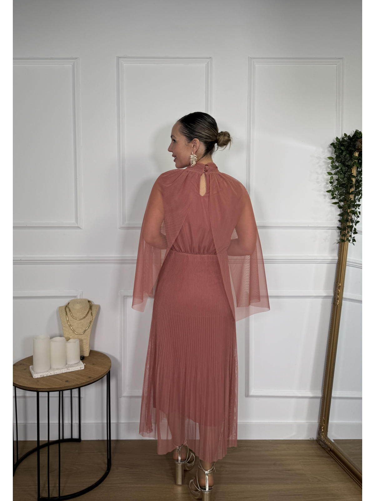 Vestido midi confeccionado en tejido de tul plisado.