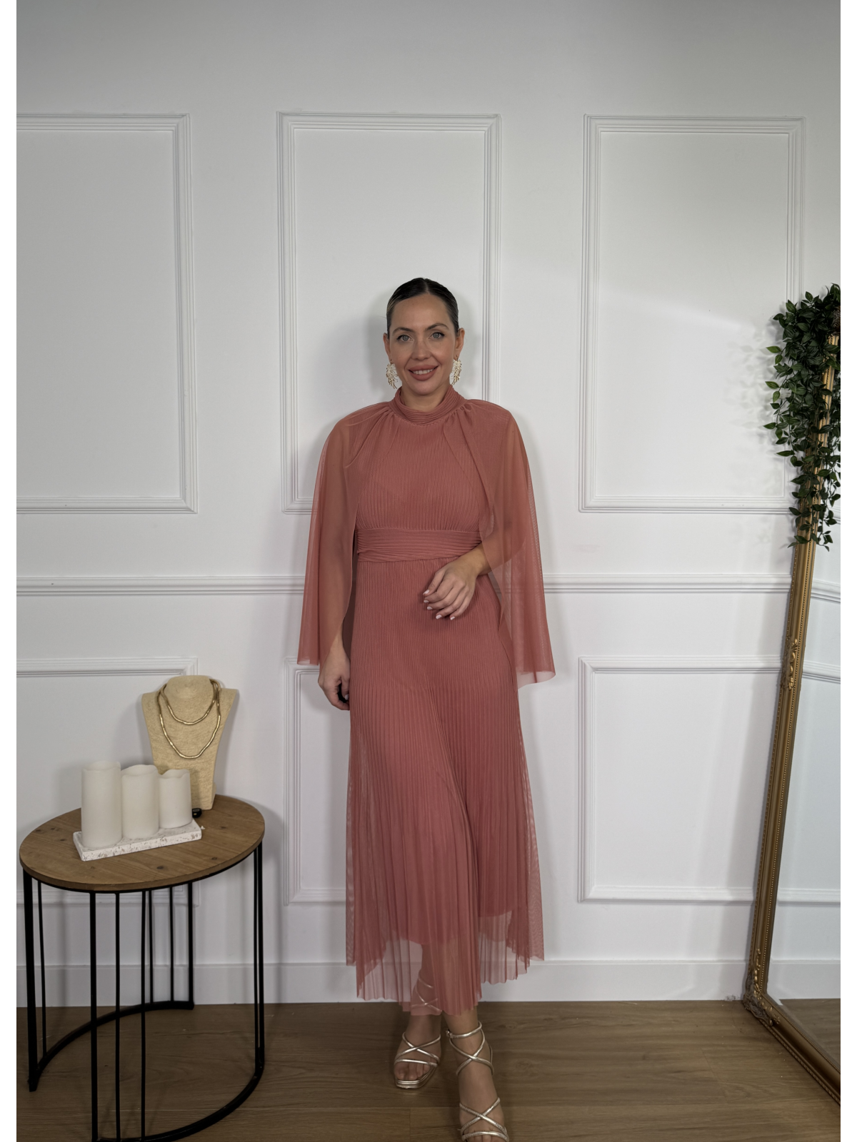 Vestido midi confeccionado en tejido de tul plisado.