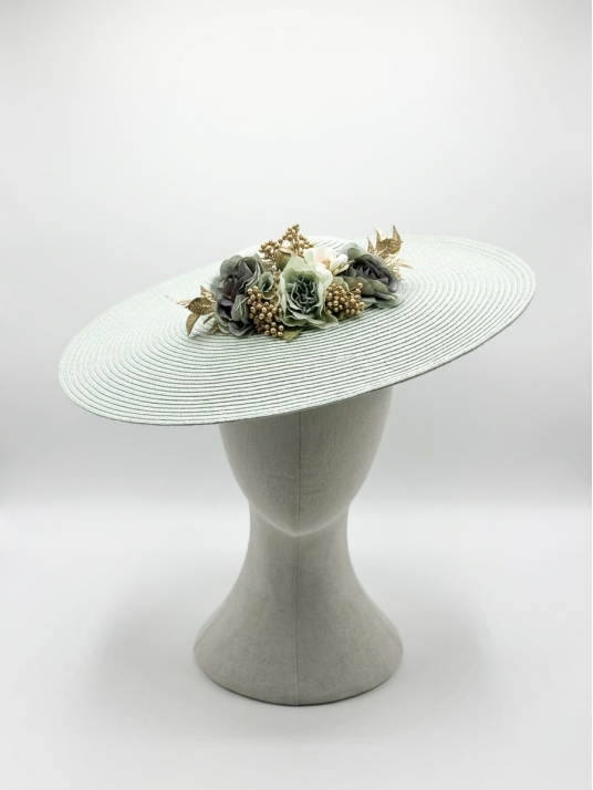 Pamela verde suave con flores en tonos naturales y detalles dorados.