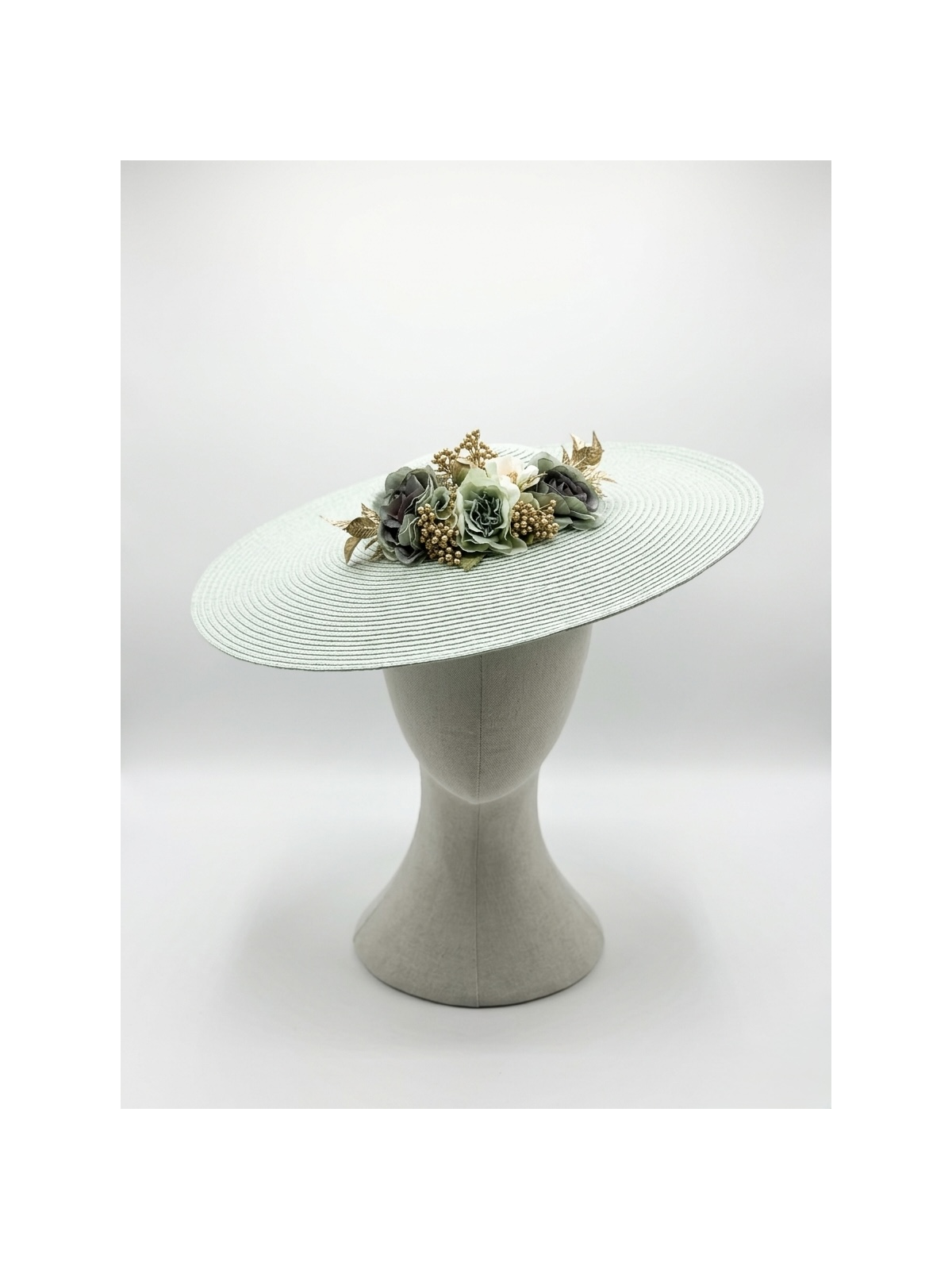 Pamela verde suave con flores en tonos naturales y detalles dorados.