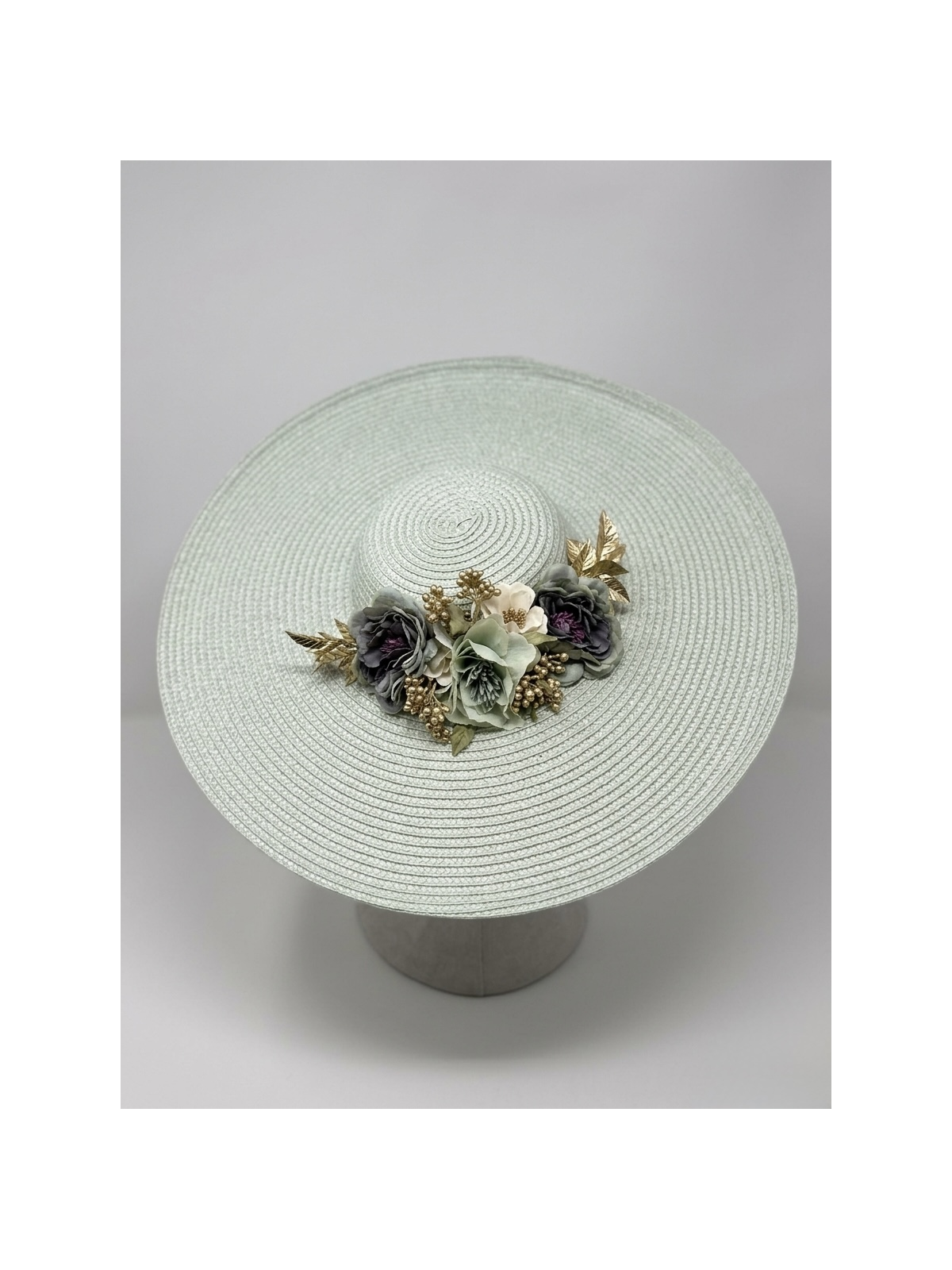 Pamela verde suave con flores en tonos naturales y detalles dorados.