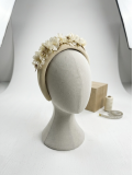 Diadema acolchada en tono marfil, decorada con delicadas flores.