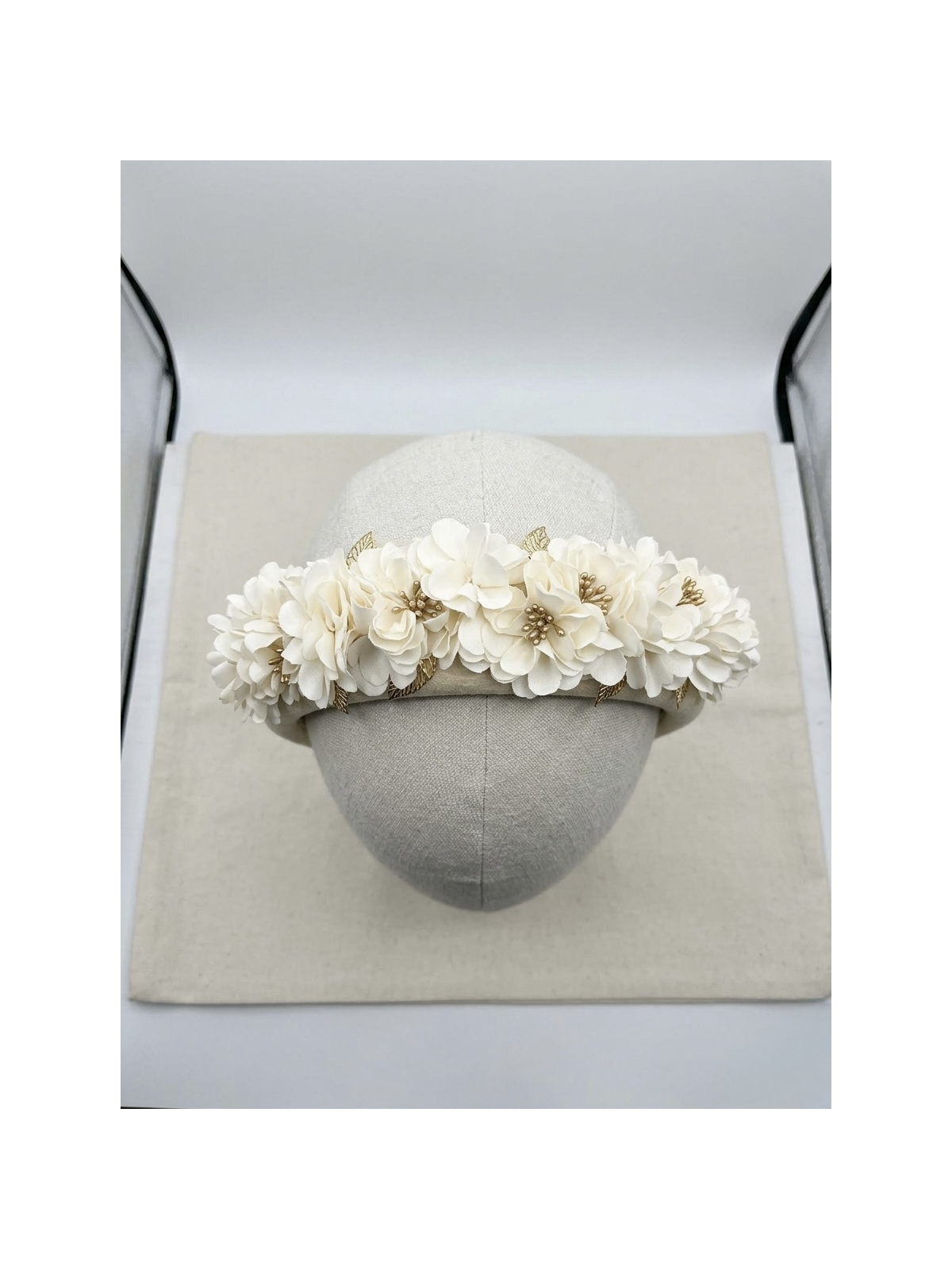 Diadema acolchada en tono marfil, decorada con delicadas flores.
