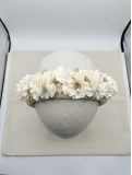 Diadema acolchada en tono marfil, decorada con delicadas flores.