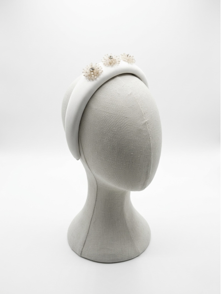 Diadema acolchada en tono blanco.