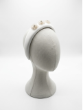 Diadema acolchada en tono blanco.