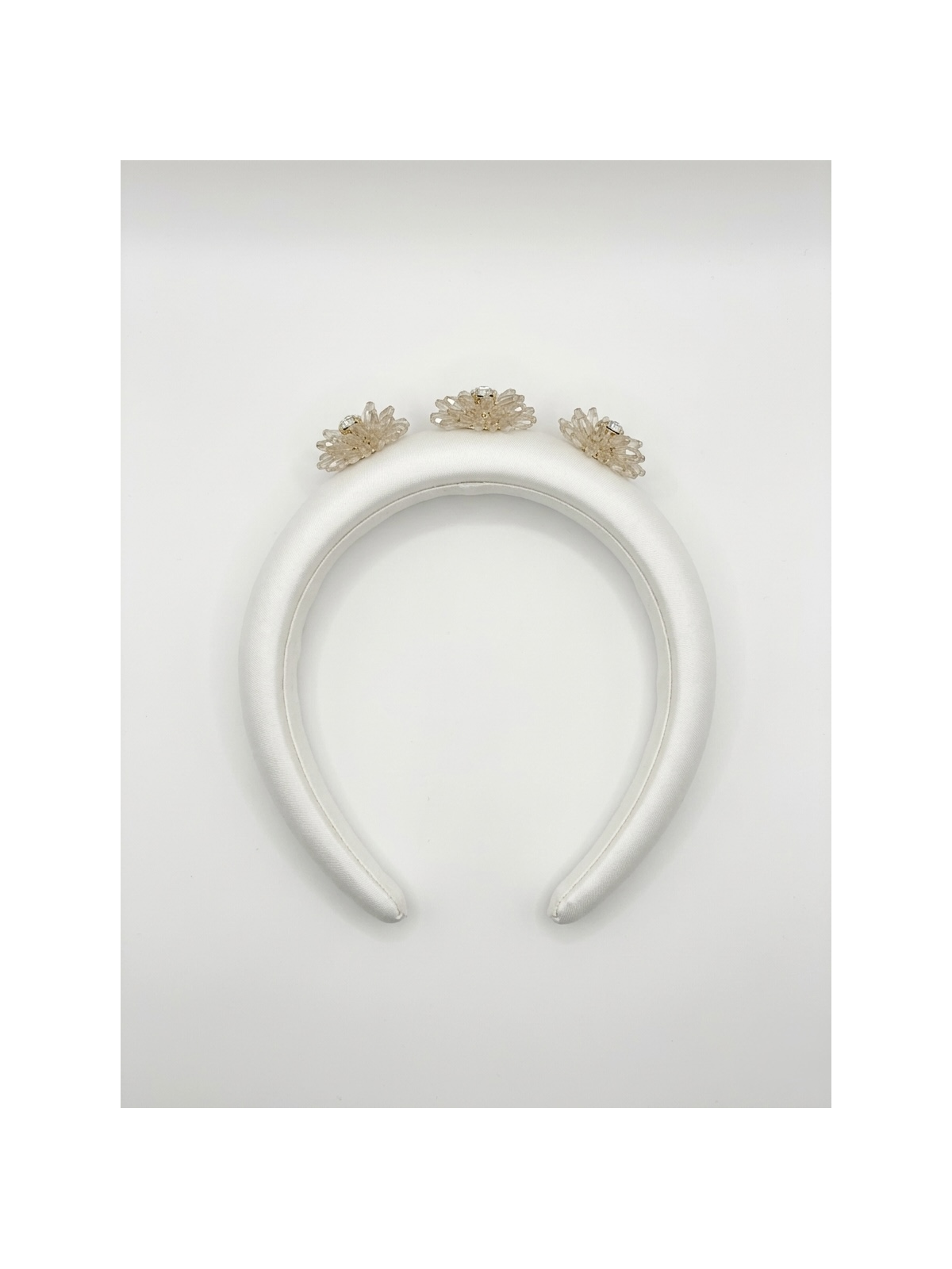 Diadema acolchada en tono blanco.
